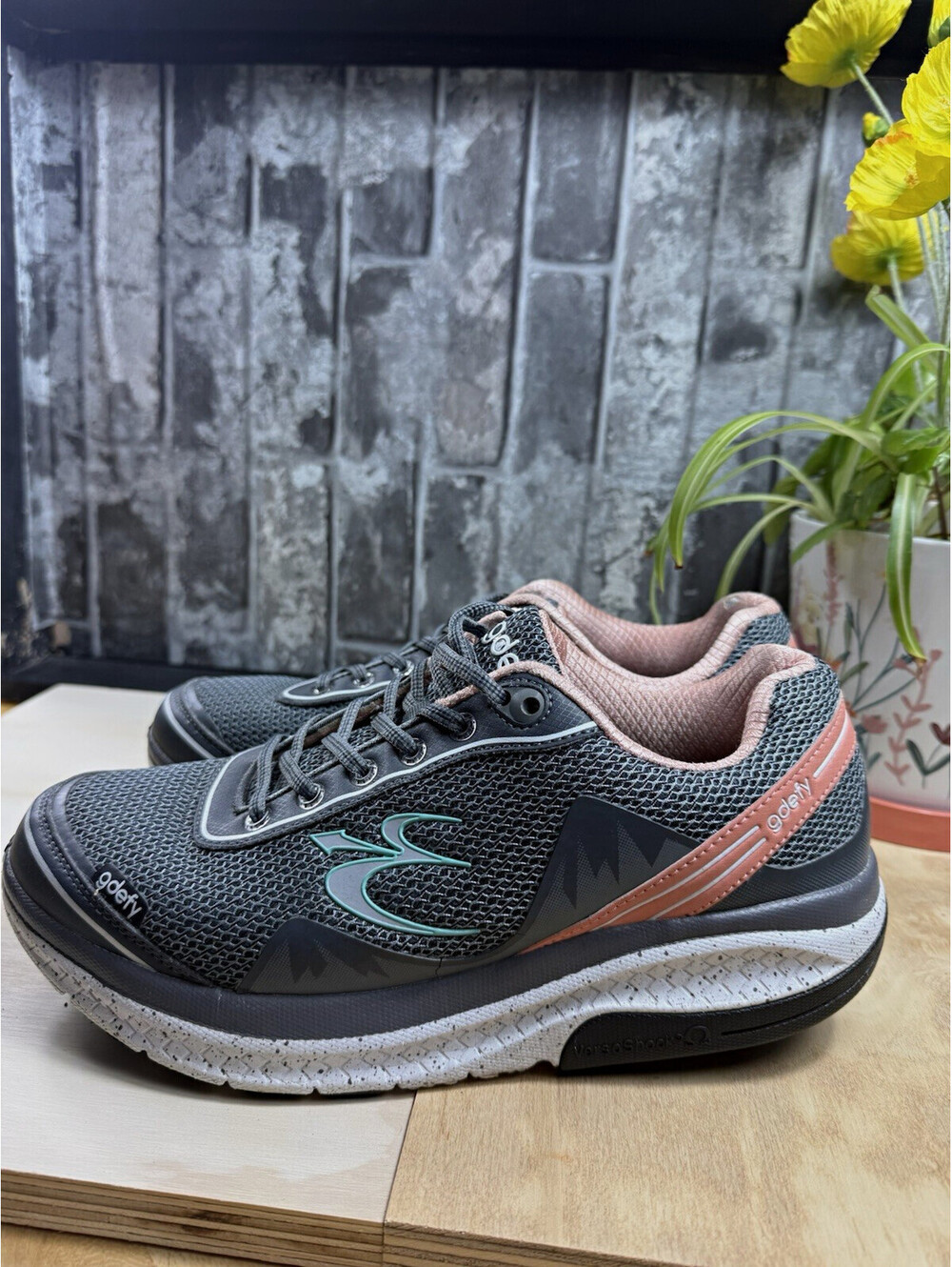 Gravity Defyer Gray/Pink Low Top Lace-Up Sneaker TB9024FGP-M